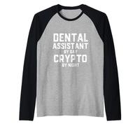 Dental Assistant by Day Crypto by Night Blockchain Dentist Camiseta Manga Raglan