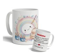 DEREGALOOS Taza Profesora Personalizada Fin de Curso 330ml. Cerámica con Diseño Original Divertido. Regalo Profesor Maestra Seño Tutor para Agradecimiento Detalle. (Arcoiris con lapiceros)