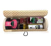 Detalle Baúl de mimbre alargado y cilíndrico con tarrito de mermelada de frambuesa y dos botellas miniaturas, una de Aceite y otra de Vinagre (Pack 24 ud).