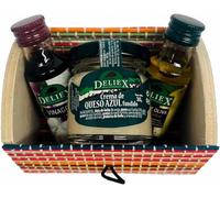 Detalle para celebraciones de eventos compuesto por Baúl de madera y mimbre con Aceite, Vinagre y tarro de Crema de Queso