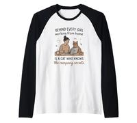 Detrás de Cada niña WFH Hay un Gato sabiendo Secretos Camiseta Manga Raglan
