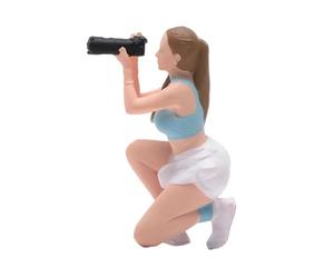 DEVNWIGMO 1:64 Fotógrafa Femenina, Modelo con Camiseta de Tirantes, Arrodillada, Mini Dama con Una Cámara.