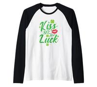 Día de San Patricio Bésame por Suerte Camiseta Manga Raglan
