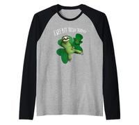 Día de San Pattys Perezoso Relajante Un Poco Irlandés Hoy Camiseta Manga Raglan