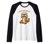 Dibujo Retro de «Just Trying to Exist» de Mapache con Maleta Camiseta Manga Raglan