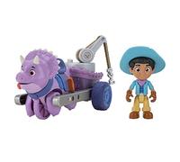 Dino Ranch - Feature Vehicle Tango & Towing, set de juguete coleccionable de la serie de dibujos, con una figura de los personajes, un carro y un dinosaurio, 3 modelos, +4 años, Famosa (DNA03300)