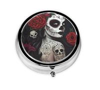 Diseño de calavera y huesos cruzados. Este pequeño pastillero redondo de viaje de tres compartimentos es perfecto para almacenar medicamentos diarios, vitaminas y sobre la marcha.