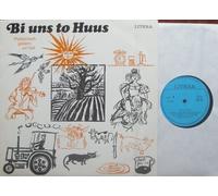 div. Künstler - Bi uns to Huus / Plattdütsch gistern un`hüt / Plattdütsch Lachen / Die Königswahl unter den Vögeln / Müsballad / Die gröbsten Lügen / De Tigerjagd / Auf dem Tanzboden / Mecklenburger Allerlei / Aus: Kein Hüsung / Dat du min Leewsten büst / Aus: Peter Lurenz bi Abukir / Hal mi den Saalhund / De schaulpatron / De Klickermannsche Gören / Adschüs / 1980 / Bildhülle / LITERA # 8 65 294 / Deutsche Pressung / 12" Vinyl Langspiel Schallplatte