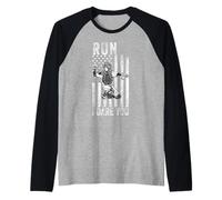 Divertida bandera estadounidense de béisbol con texto en inglés "Run I Dare You" Camiseta Manga Raglan