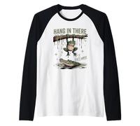 Divertida camisa humorística con forma de rana colgando allí con un cocodrilo en la parte inferior Camiseta Manga Raglan
