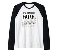 Divertida Cita de fe de Pato, Caminando por la fe Tropezando constantemente Camiseta Manga Raglan