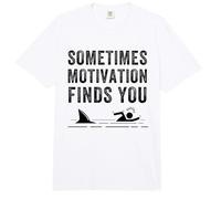Divertida Cita de tiburón motivación, a Veces la motivación te Encuentra Comfort Colors Adult Heavyweight T-Shirt