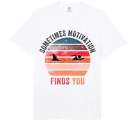 Divertida Cita de tiburón motivación, a Veces la motivación te Encuentra Comfort Colors Adult Heavyweight T-Shirt