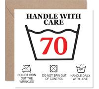 Divertida tarjeta de 70 cumpleaños, mango con cuidado, diseño humorístico de 70 años con instrucciones de cuidado divertidas, una manera descarada de marcar un gran hito de cumpleaños, cuadrado de 145