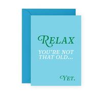 Divertida tarjeta de cumpleaños con texto en inglés "Relax, You're Not That Old, Yet", sarcástica tarjeta de felicitación para él, ella, mamá, papá, marido, esposa, hermano, hermana, colega, amigo