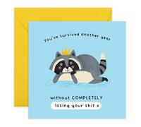 Divertida tarjeta de cumpleaños - Sobrevivió otro año sin perder tu - Humor de la vida real para ella, él, amigo, hermana, esposa, marido, vecino, hermano, colega, mapache sonriente, viene con