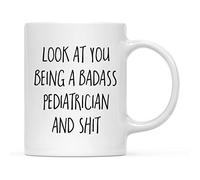 Divertida taza de café de 325 ml, con texto en inglés "Look at You Being a Badass Pediatric", 1 paquete, incluye caja, ideas para beber vino y bebidas alcohólicas para compañeros de trabajo, jefe, él