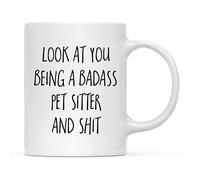 Divertida taza de café de 325 ml, con texto en inglés "Look at You Being a Badass Pet Sitter and ", 1 paquete, incluye caja, Navidad, cumpleaños, beber, vino, alcohol, ideas para compañeros de trabajo