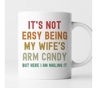 Divertida taza de café de cerámica de 325 ml, taza de té con texto en inglés "It's Not Easy Being My Wife's Arm Candy But Here I Am Nailing It", taza de café divertida de 11 onzas, taza de café