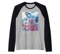 Divertido Gato con Gafas de Sol en Barco Tiburón Weirdcore Camiseta Manga Raglan