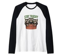 Divertido gráfico de Stay Trashy 3 Raccoons In A Trash Can Camiseta Manga Raglan