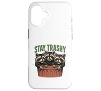 Divertido gráfico de Stay Trashy 3 Raccoons In A Trash Can Carcasa para iPhone 16