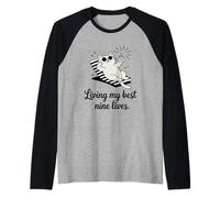 Divertido Juego de Palabras con Gatos viviendo mis Mejores Nueve Vidas Camiseta Manga Raglan