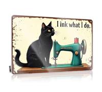 Divertido letrero de metal sarcástico para baño, un gato negro se sienta junto a una máquina de coser con el texto "I Ink What I Do". Letrero de estaño divertido para exteriores y decoración (20 x 30