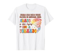 Divertido maestro controla tu clase tratando de abrazar un tornado Camiseta