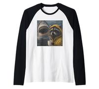 Divertido Mapache Bebiendo Café Tiburón Ataque Meme Vintage Camiseta Manga Raglan