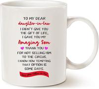 Divertido para nuera, a mi querida nuera: No te di el regalo de la vida, te di a mi increíble hijo... Taza de café "Ama a tu suegra", blanca, 11 oz