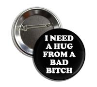 Divertido pin de botón, diseño de cita "I Need A Hug From A Bad Bitch", 5,7 cm, insignia en blanco y negro