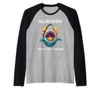 Divertido tiburón diciendo que los surfistas saben a pollo depredador del océano Camiseta Manga Raglan
