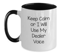 Divertidos regalos de amigos con texto en inglés "Keep Calm Or I Will Use My Dealer Voice" taza de café de dos tonos para graduación, regalos únicos para distribuidores, hombres, mujeres, familia