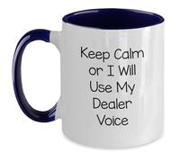 Divertidos regalos de amigos con texto en inglés "Keep Calm Or I Will Use My Dealer Voice" taza de café de dos tonos para graduación, regalos únicos para distribuidores, hombres, mujeres, familia