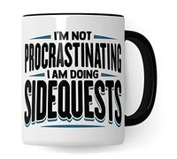 DnD Roleplay - Taza, diseño con texto en inglés "I'm not procrastinating - I am doing side quests, juego de rol D20 Dice, Pen & Paper Tabletop Dungeon", color blanco y negro