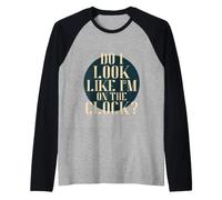 Do I Look Like I'm on The Clock? Funny Work Attitude Retro Camiseta Manga Raglan