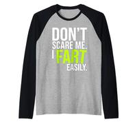 Don’t Scare Me I Fart Easily Funny Humor Quote Camiseta Manga Raglan