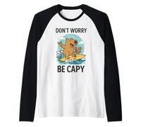 Don’t Worry Be Capy Cute Funny Capybara Surfing Beach Summer Camiseta Manga Raglan