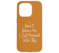 Don't Blame Me I Just Married Into This, Funny Wedding Quote Carcasa para iPhone 15 Pro