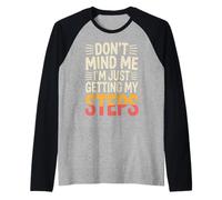 Don't Mind Me I'm Just Getting My Steps Walking Health |- Camiseta Manga Raglan