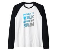 Doomed To Walk Born To Swim Texto Divertido Citas Divertidas de natación Camiseta Manga Raglan