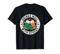 Drinks Well with Others Funny Irish Lucky Clover Beer Toast Camiseta