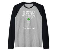 Drinks Well with Others St Patrick's Tini bit Irish Drinking Camiseta Manga Raglan