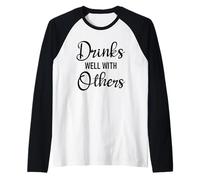 Drinks Well with Others Womens Funny Drinking Friends Drunk Camiseta Manga Raglan