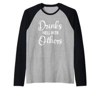 Drinks Well with Others Womens Funny Drinking Sayings Couple Camiseta Manga Raglan