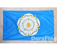 DuraFlag - Bandera de Yorkshire, diseño de rosa blanca sobre fondo azul pálido, bandera de poliéster resistente para exteriores con accesorios de anillo en D de plástico, tamaño mediano, 3 x 2 pies