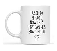 Dxcvbrds Taza con texto en inglés "I Used to Be Cool Now I'm A Tiny Canine's Snack", regalo divertido para mamá, divertida taza de café para nueva mamá, amante de los perros, 325 ml (blanco)