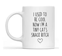 Dxcvbrds Taza con texto en inglés "I Used to Be Cool Now I'm A Tiny Cats Snack", regalo divertido para mamá de gato, divertida taza de café para mamá nueva, gato papá, 325 ml (blanco)
