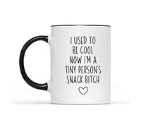 Dxcvbrds Taza con texto en inglés "I Used to Be Cool Now I'm A Tiny Persons Snack", regalo divertido para mamá, divertida taza de café para nueva mamá, taza de cerámica negra de 325 ml